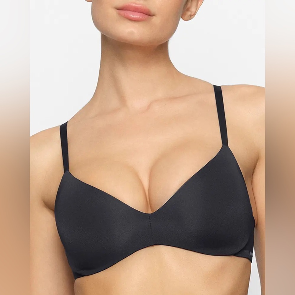 NEW Skims Wireless Form Push up Plunge Bra - Onyx - Size 32D